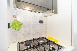 Réfrigérateur, plaque de cuisson, grille-pain