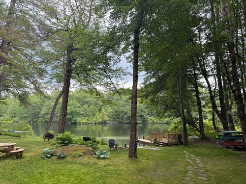 Cozy Lakeside Year Round Retreat ☀️🛶 🎣 🏊 🍁 🎃 🍎 🎿🏂 ❄️  & 🐾 are welcome 😊