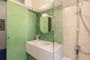 Badkar/dusch, handdukar och toalettpapper