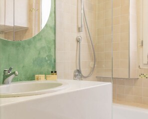 淋浴/盆浴组合、毛巾、卫生纸