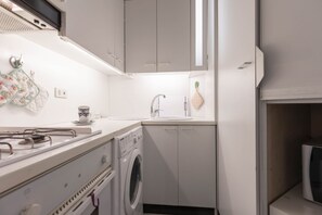 Kylskåp, mikrovågsugn, ugn och spishäll