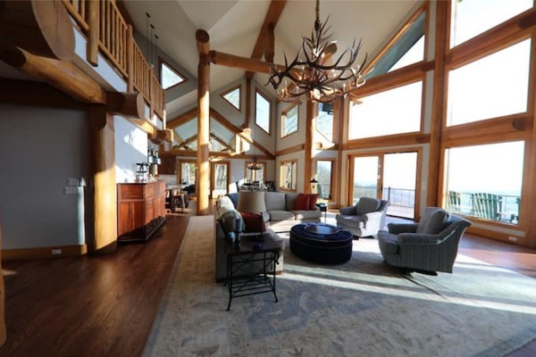 Een smart-tv, een open haard, een dvd-speler en boeken