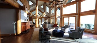 Spectacular mountain lodge with long mountain and lake views.  Sunset heaven!