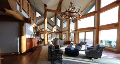 Spectacular mountain lodge with long mountain and lake views. Sunset heaven!