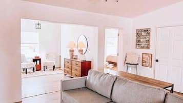 Smart TV, DVD player, livros