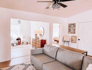 Smart TV, DVD player, books - Copper Canyon Cottage 8 Bedroom House (Cottonwood)