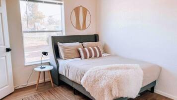 8 quartos, escrivaninha, ferros/tábuas de passar roupa