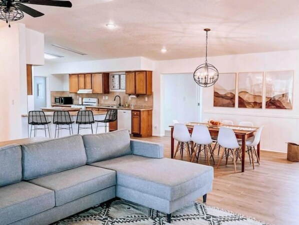 Smart TV, DVD player, books - Copper Canyon Cottage 8 Bedroom House (Cottonwood)