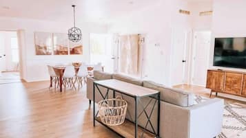 Smart TV, DVD player, livros