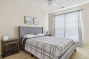 3 bedrooms, in-room safe, desk, iron/ironing board - Birdie House- Pond, Close to town! (Aberdeen)