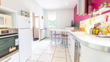 Een koelkast, een microgolfoven, een oven, een vaatwasser