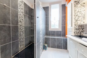 Dusche, Haartrockner, Handtücher