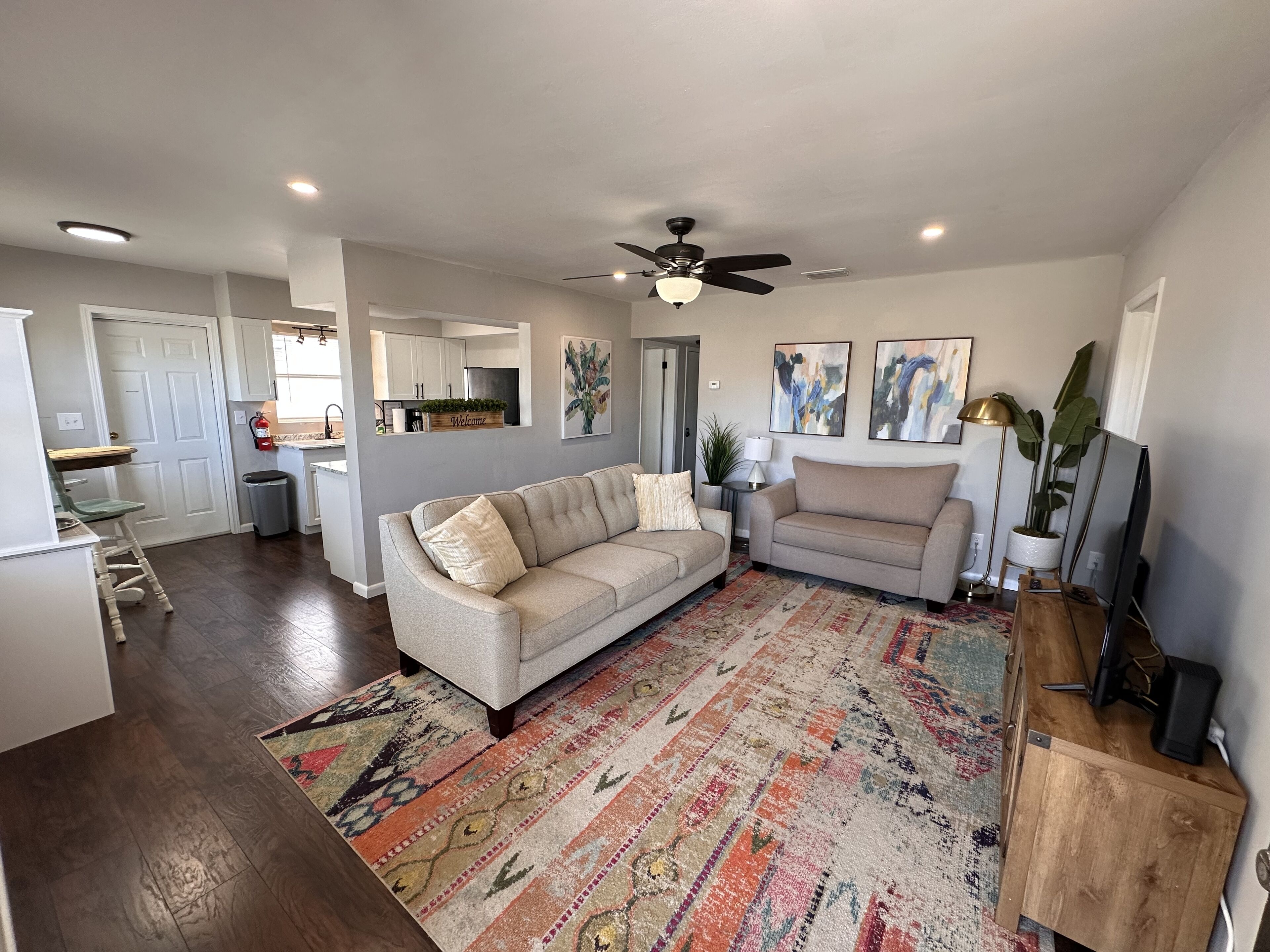 Cheerful 2-bedroom cottage near the beach