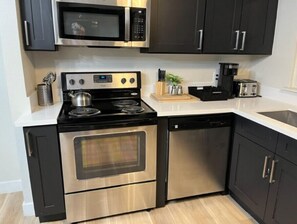 Microondas, horno, parrilla de estufa y lavavajillas 