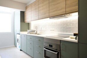Kühlschrank, Mikrowelle, Ofen, Geschirrspüler