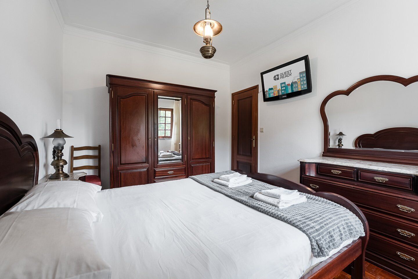 3 bedrooms, iron/ironing board, internet, bed sheets