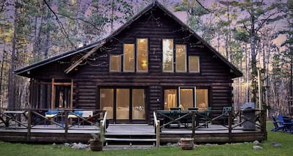 15min to Lake Placid - Log Cabin w/ Hot Tub
