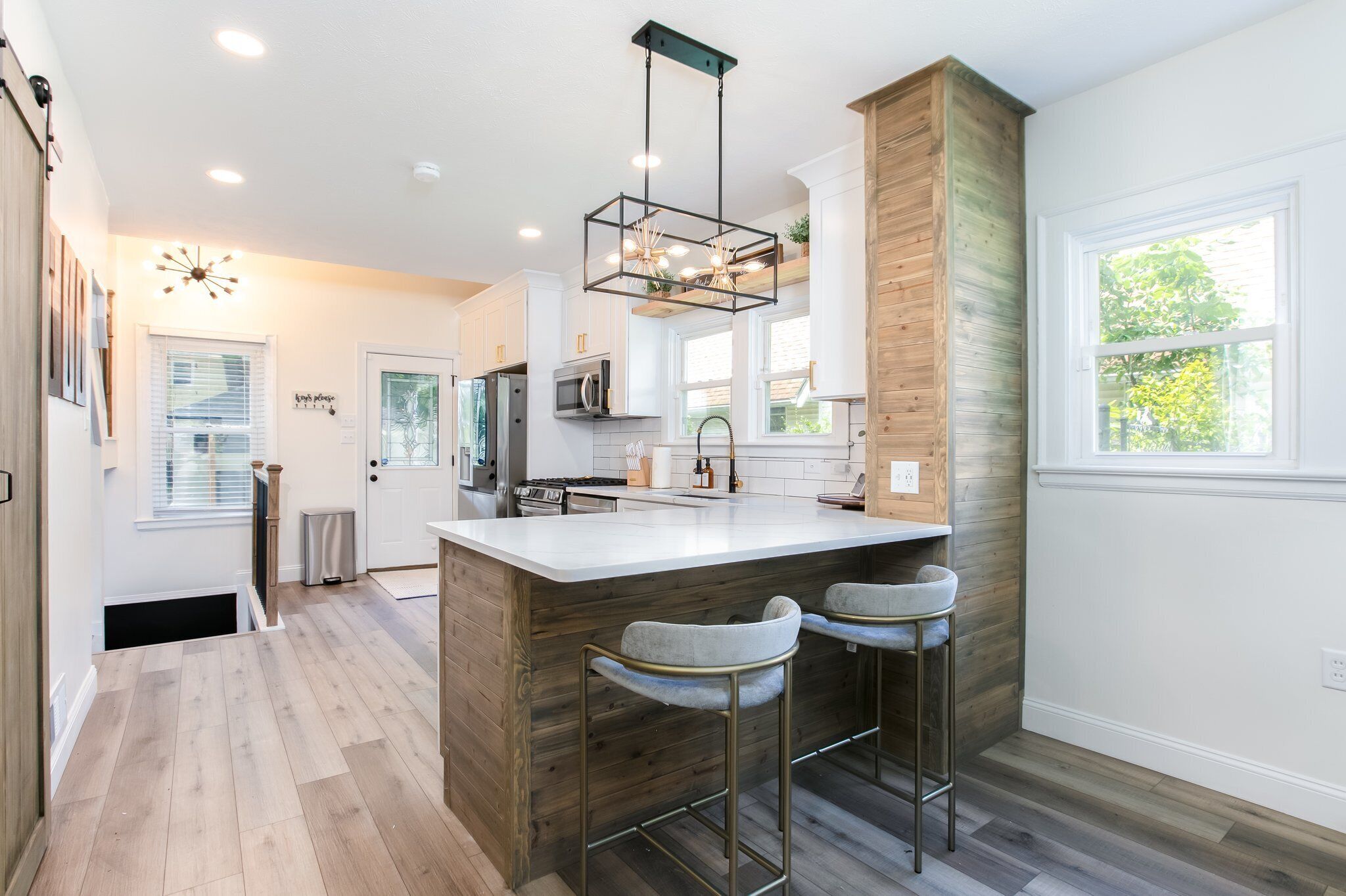 Frigorífico, microondas, horno y placa de cocina