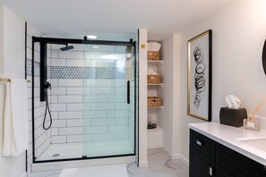 Combined shower/tub, hair dryer, towels - 5BR/2.5B Home 5 min From ND Stadium (South Bend)
