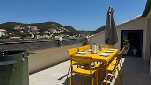 تناول الطعام بالخ ارج