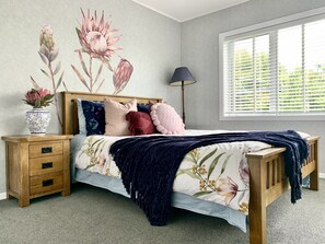 4 bedrooms, desk, iron/ironing board, travel cot - M&K HOME central heating Chartwell Shopping Centre (Hamilton)