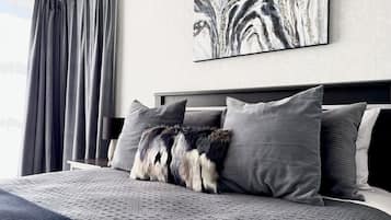 4 habitaciones, escritorio y tabla de planchar con plancha