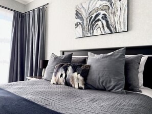 4 chambres, bureau, fer et planche à repasser, lit de bébé portatif