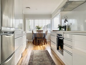 Jääkaappi, mikroaaltouuni, uuni, liesi