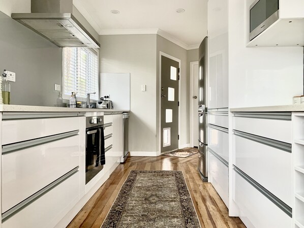 Jääkaappi, mikroaaltouuni, uuni, liesi