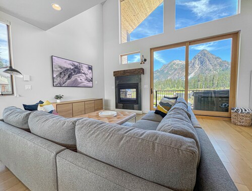 New! Modern Ski-in/Ski-out Mountain View Chalet by Village + Hot Tub/EV Charging