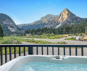 Outdoor spa tub - New! Modern Ski-in/Ski-out Mountain View Chalet by Village + Hot Tub/EV Charging (Snoqualmie Pass)