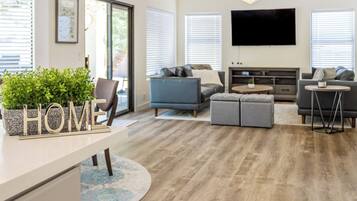 Smart TV, chimenea, videojuegos y futbolito