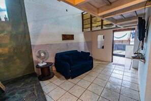 Chalet básico | Área de sala de estar | Televisión LED de 20 pulgadas con canales vía satélite 