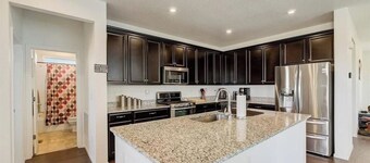 Whole house with two garage with full kitchen, spacious and nice view on patio. 