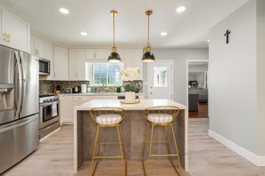 Køleskab, mikrobølgeovn, ovn, kogeplade