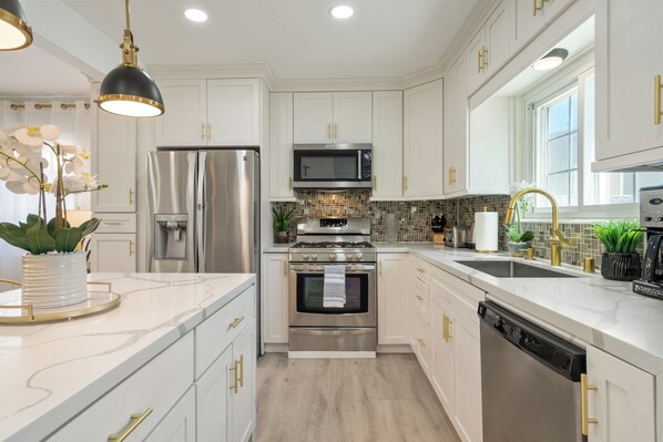 Mikrowelle, Ofen, Herdplatte, Geschirrspüler