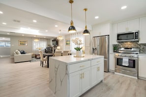 Mikrowelle, Ofen, Herdplatte, Geschirrspüler