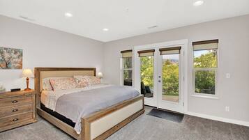 3 bedrooms, desk, iron/ironing board, free WiFi