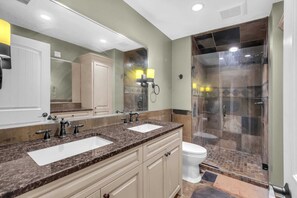 Shower, hair dryer, towels, toilet paper - Rocky View Bed and Breakfast in the heart of NW Calgary (Calgary)
