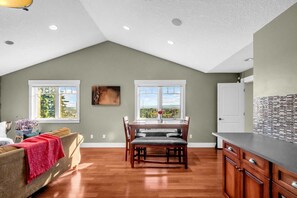 TV, fireplace - Rocky View Bed and Breakfast in the heart of NW Calgary (Calgary)