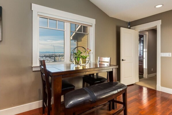 المنشأة من الداخل