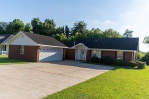 Exterior - Cheerful 3-Bed Room Home in Columbus, MS  (Columbus)