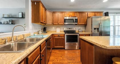 1 Mile to Lakepoint with Fenced BKYD, Pet-Friendly