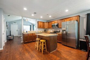 冷蔵庫、電子レンジ、オーブン、コンロ