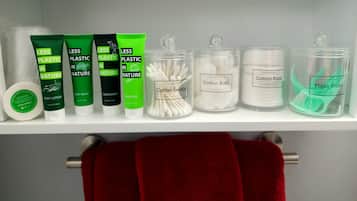 Douche, sĂšche-cheveux, serviettes fournies, savon