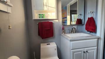 Douche, sĂšche-cheveux, serviettes fournies, savon