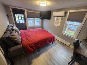 1 bedroom, desk, free WiFi, bed sheets - Laid-Back Linntown Guest Suite Bed & Bath w Private Entrance (Lewisburg)