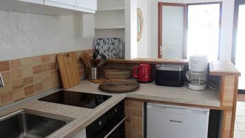 Frigorífico, horno y utensilios de cocina