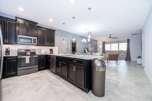 Fridge, microwave, oven, stovetop - GS1117 Champions Gate Condo 3Bedrooms 2Bathrooms Free Waterpark (Kissimmee)