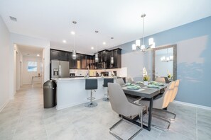 Fridge, microwave, oven, stovetop - GS1117 Champions Gate Condo 3Bedrooms 2Bathrooms Free Waterpark (Kissimmee)